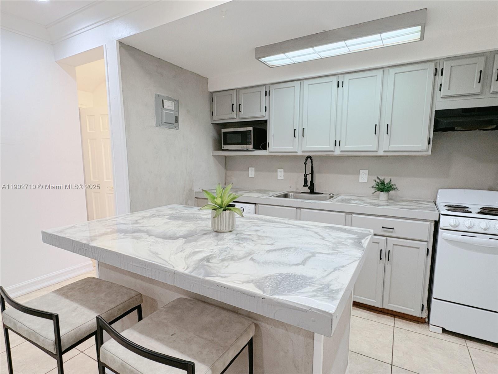 1726 Thomas St # 2, Hollywood Unit: 2