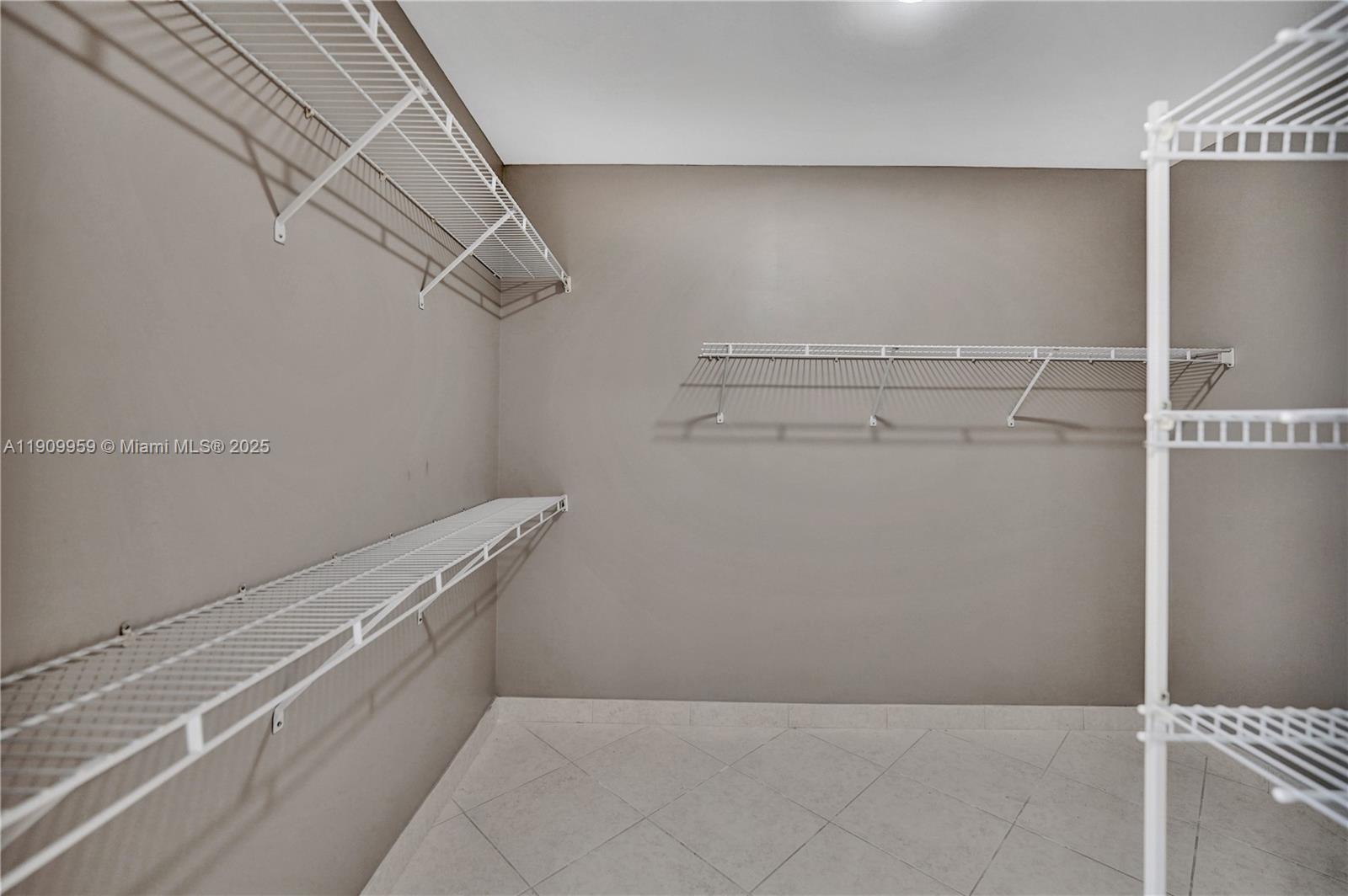 3600 Yacht Club Dr # 904