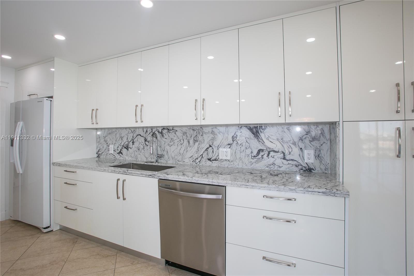 1800 NE 114th St # 2011