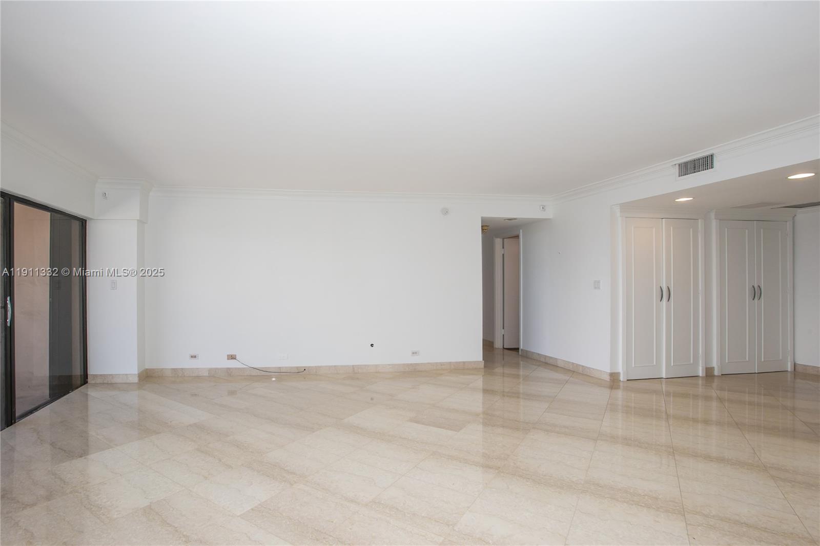 1800 NE 114th St # 2011