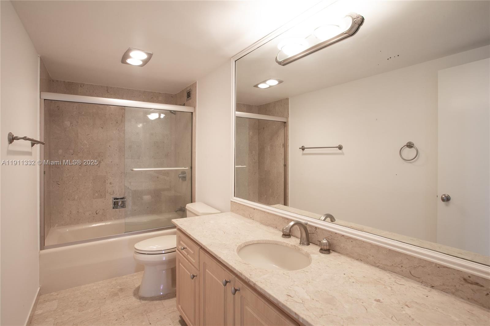 1800 NE 114th St # 2011