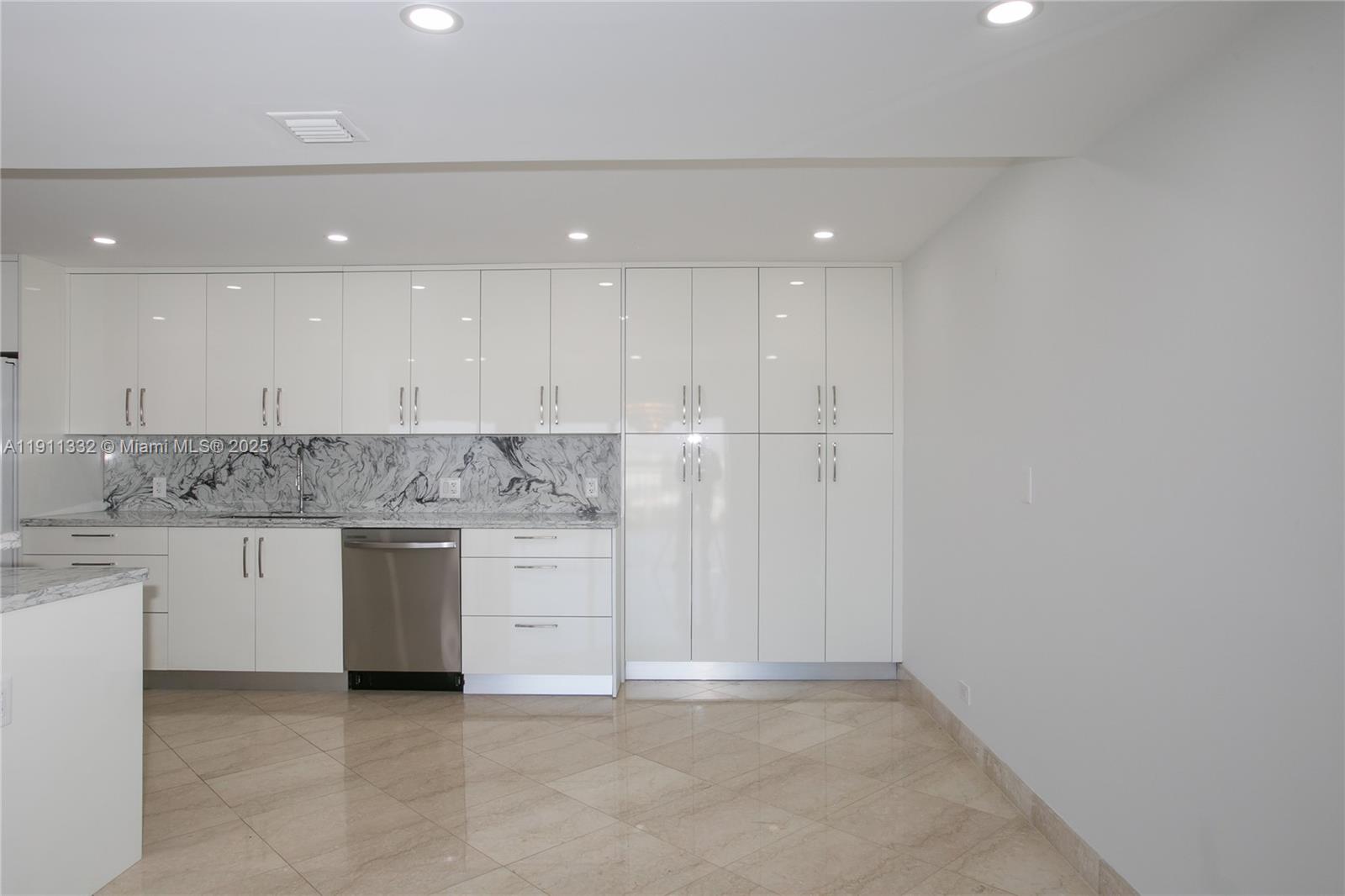 1800 NE 114th St # 2011