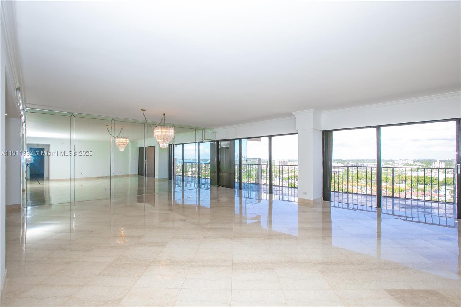 1800 NE 114th St # 2011