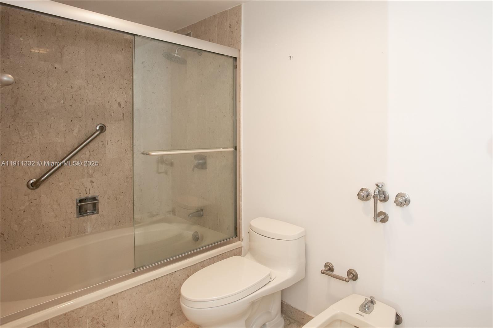 1800 NE 114th St # 2011