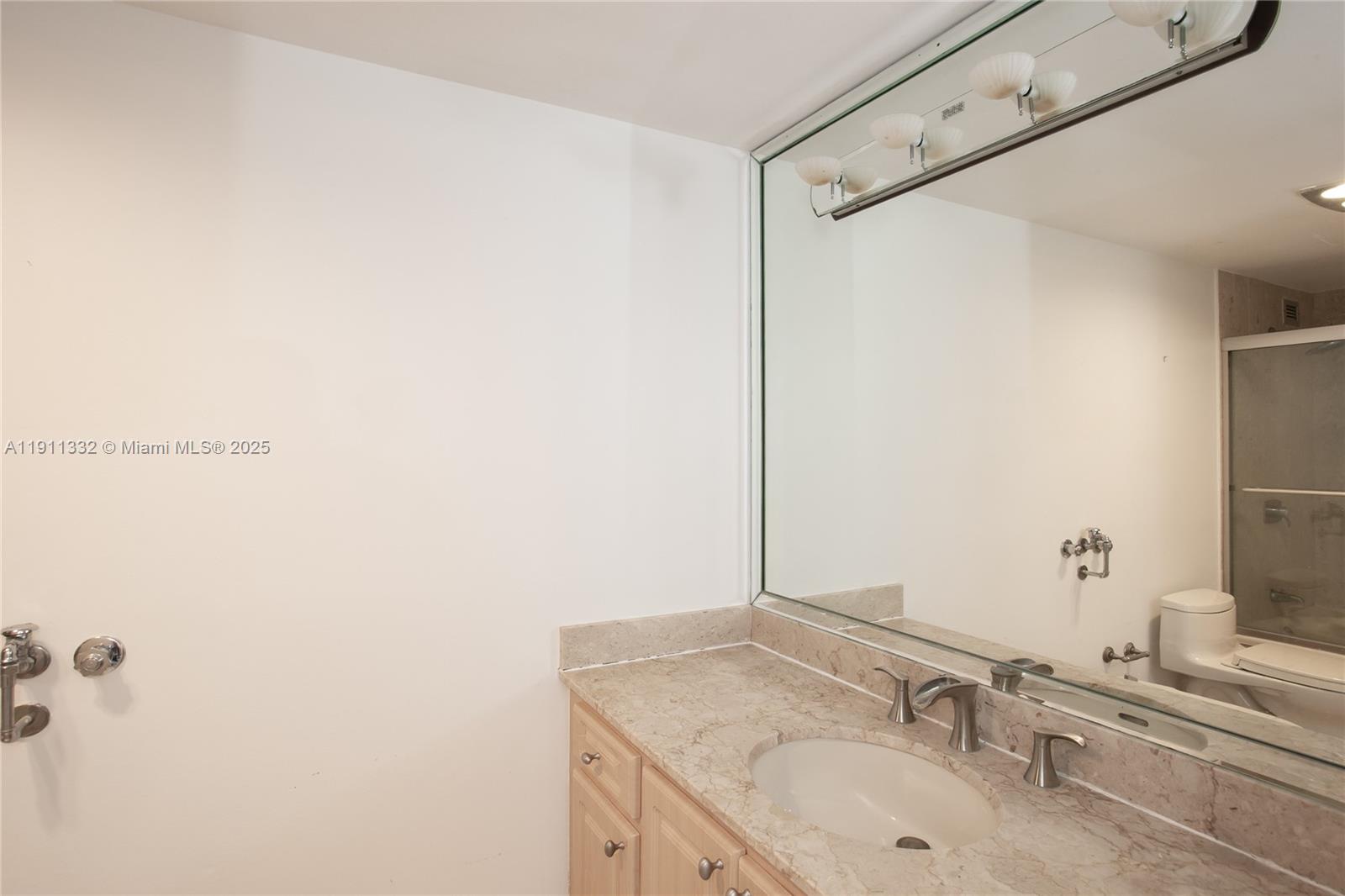 1800 NE 114th St # 2011