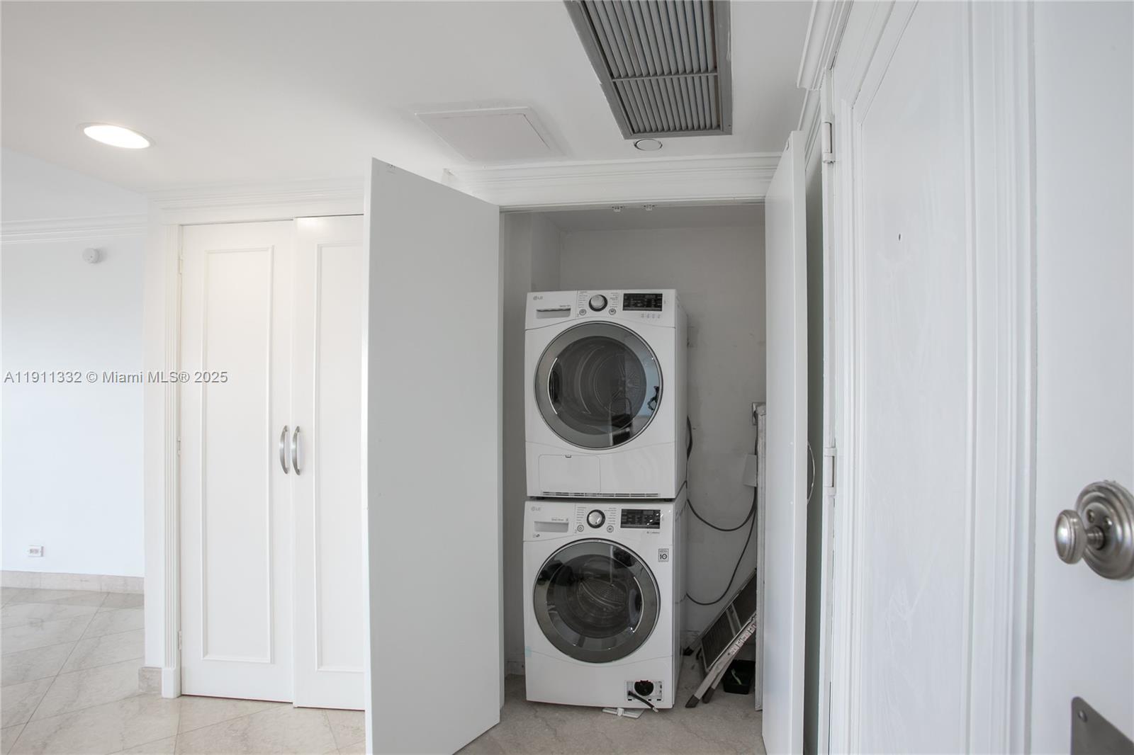 1800 NE 114th St # 2011