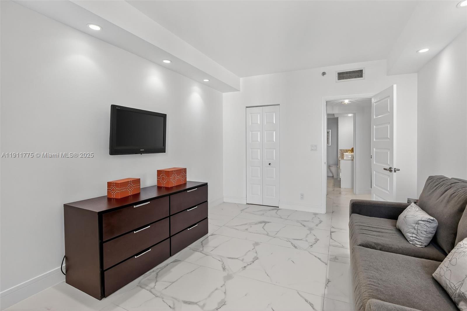 20281 E Country Club Dr # 1704