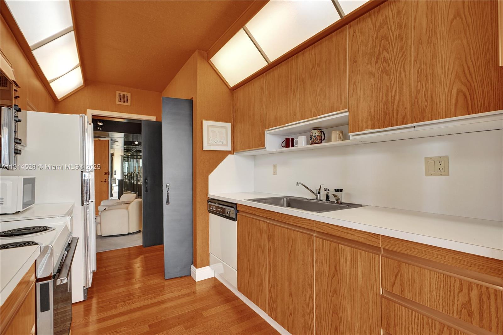 19667 Turnberry Way # 7B