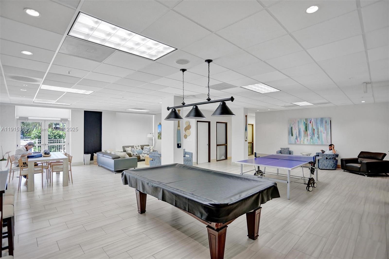 19390 Collins Ave # 915