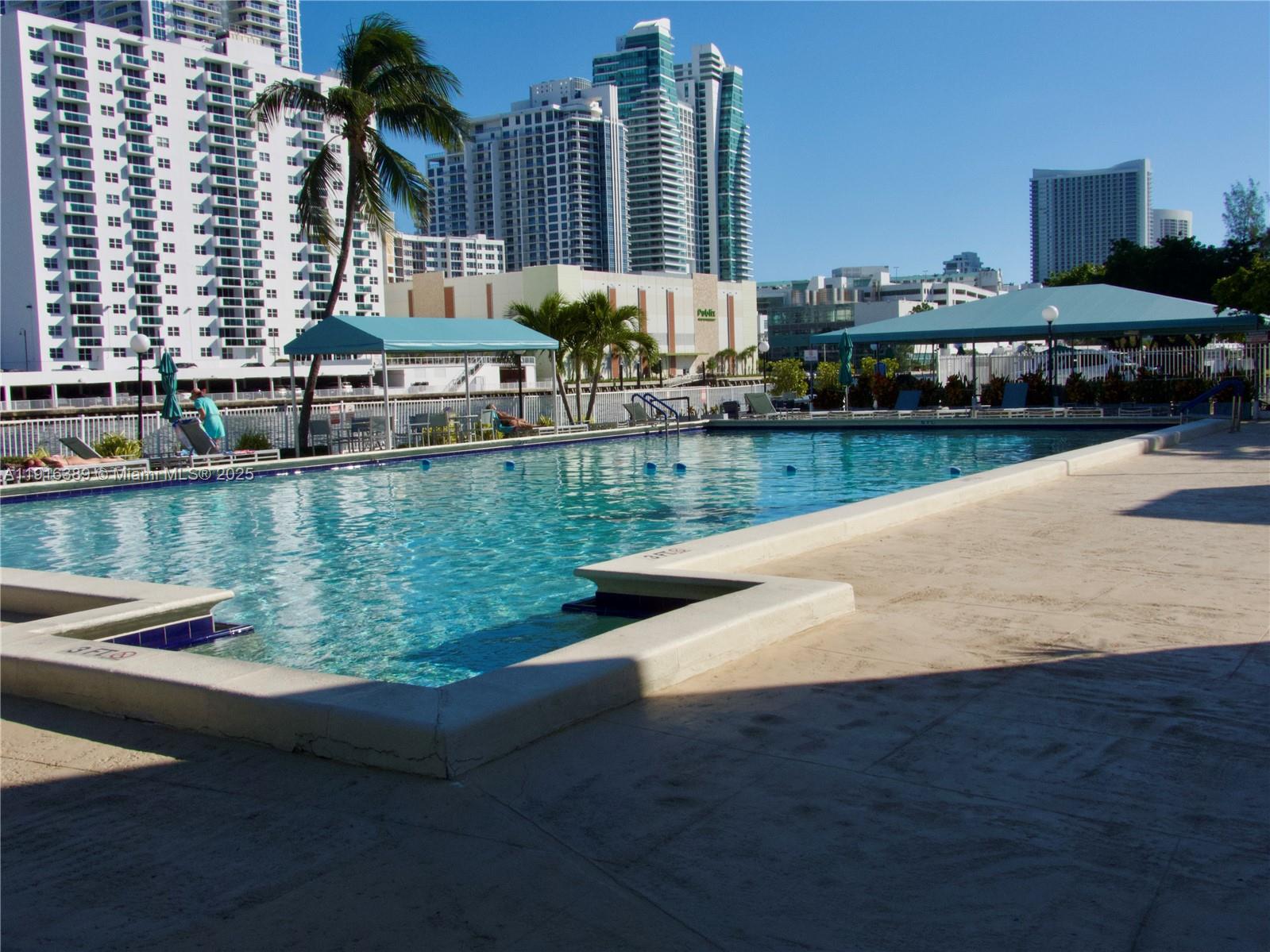 800 Parkview Dr # 402