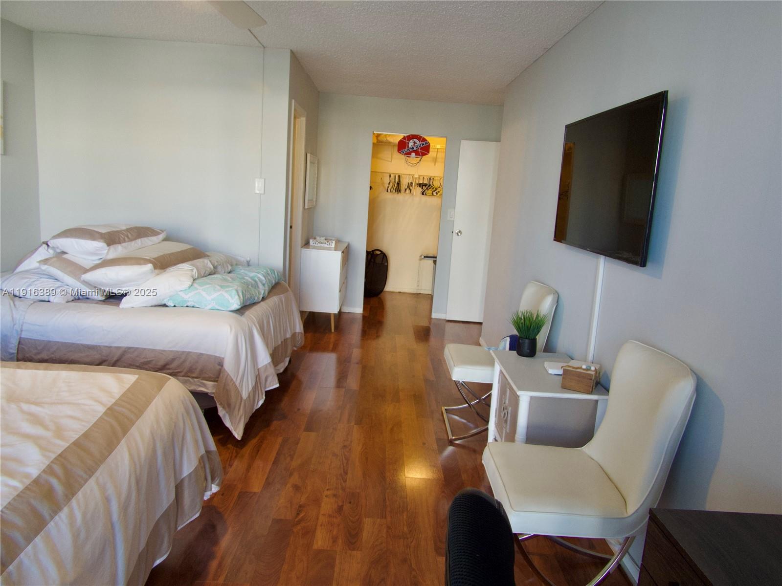 800 Parkview Dr # 402