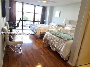 800 Parkview Dr # 402