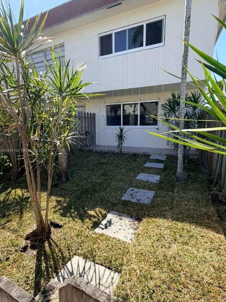 1480 NE 151st St # 101