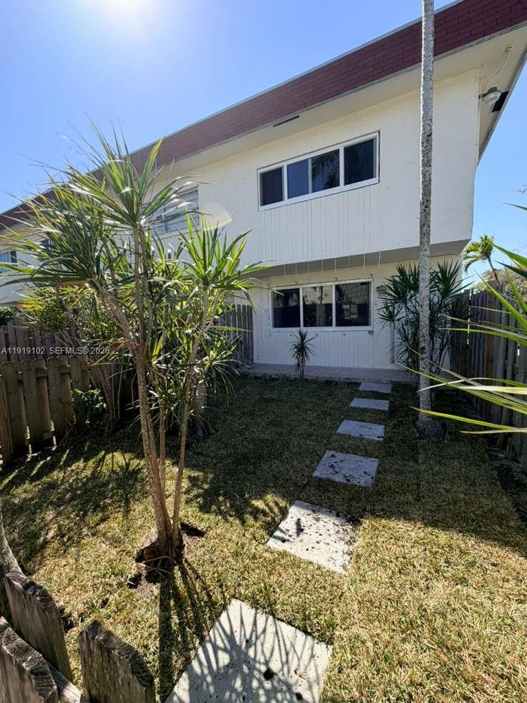 1480 NE 151st St # 101