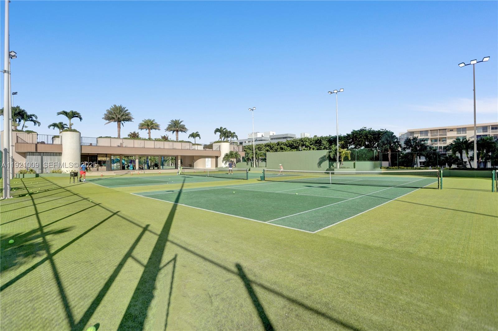 1800 NE 114th St # 603