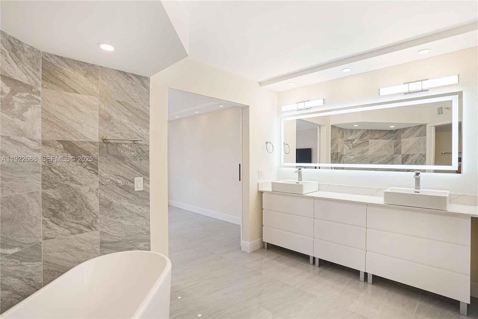 3500 Mystic Pointe Dr # 1206