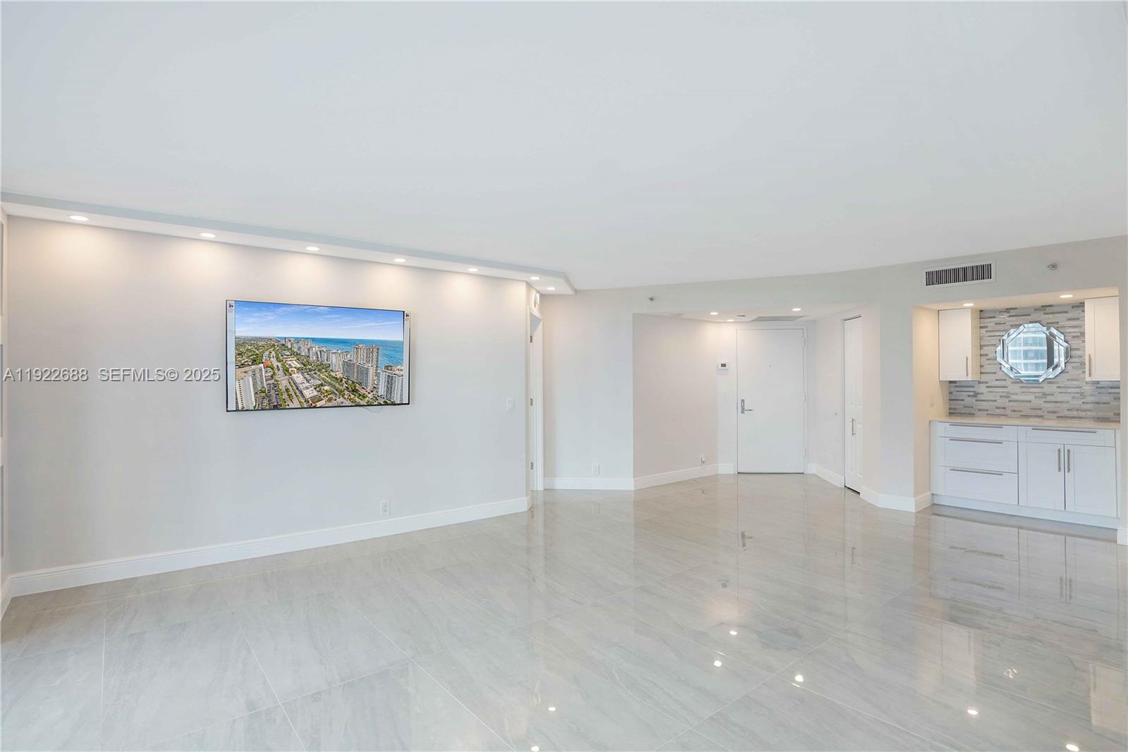 3500 Mystic Pointe Dr # 1206