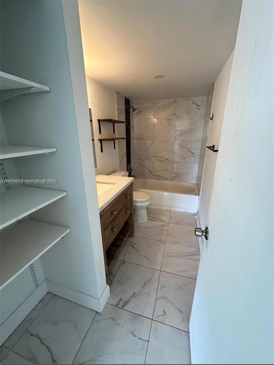 4164 Inverrary Dr # 406