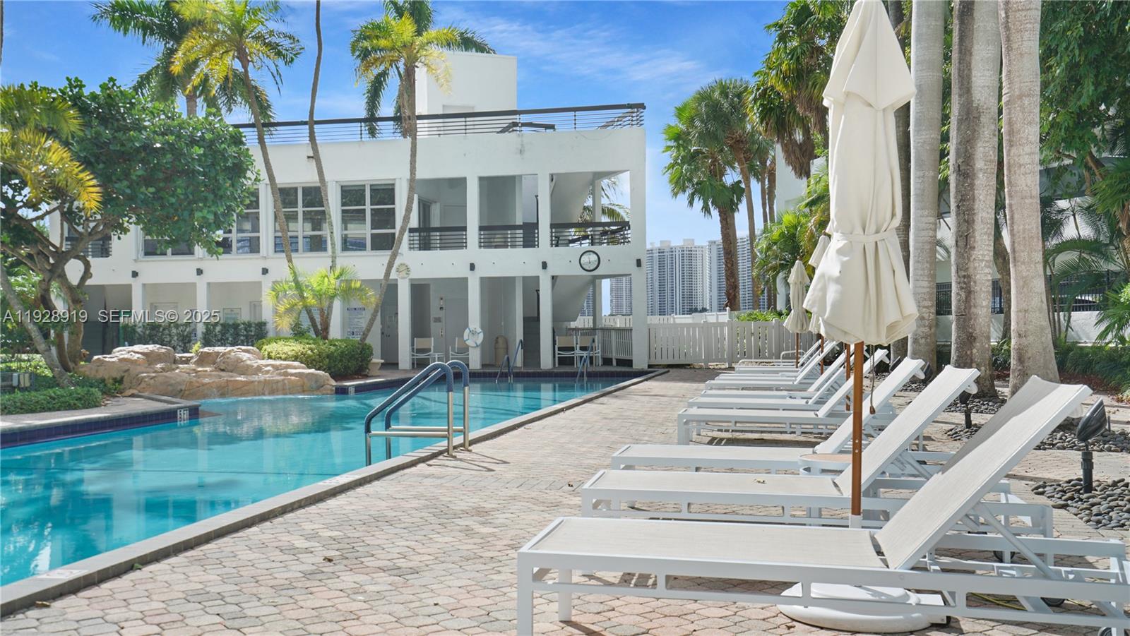 3600 Mystic Pointe Dr # 115