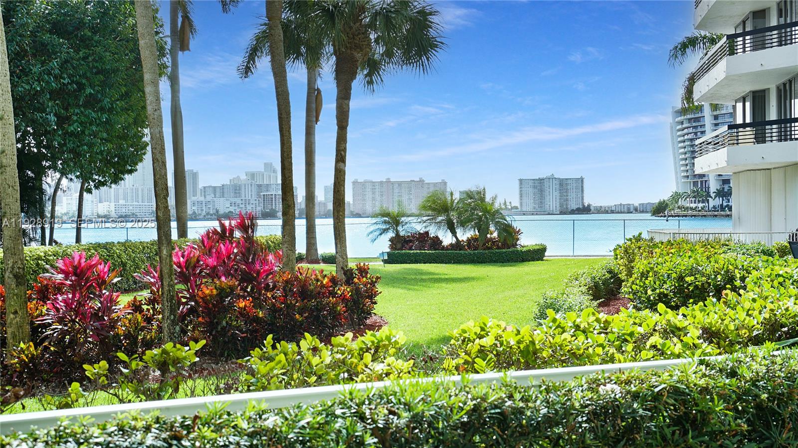 3600 Mystic Pointe Dr # 115