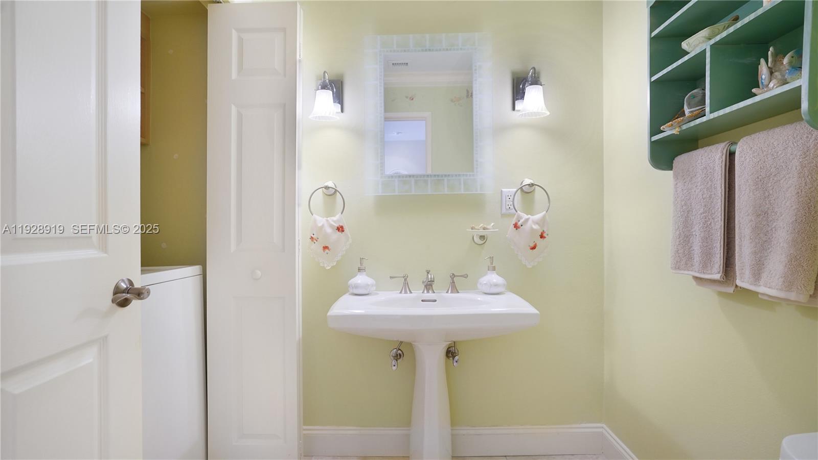 3600 Mystic Pointe Dr # 115