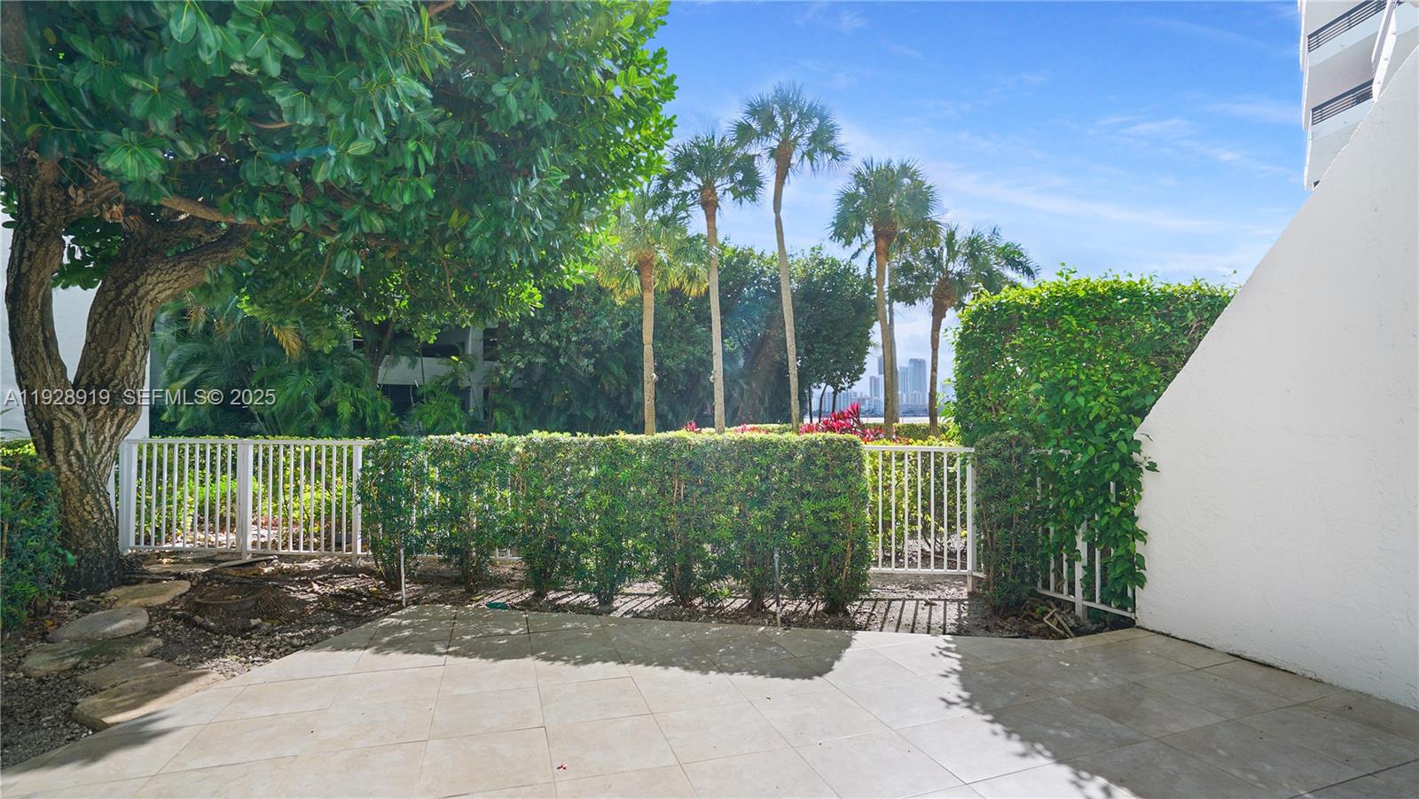 3600 Mystic Pointe Dr # 115