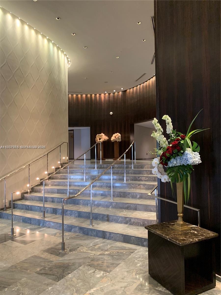 17201 Collins Ave # 1704