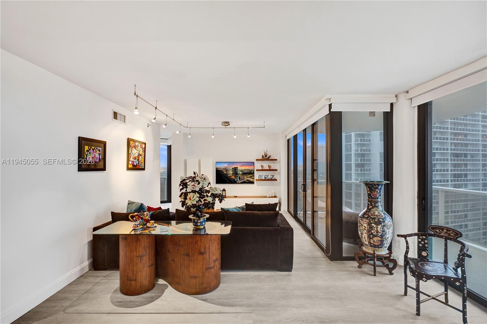 20281 E Country Club Dr # 1002