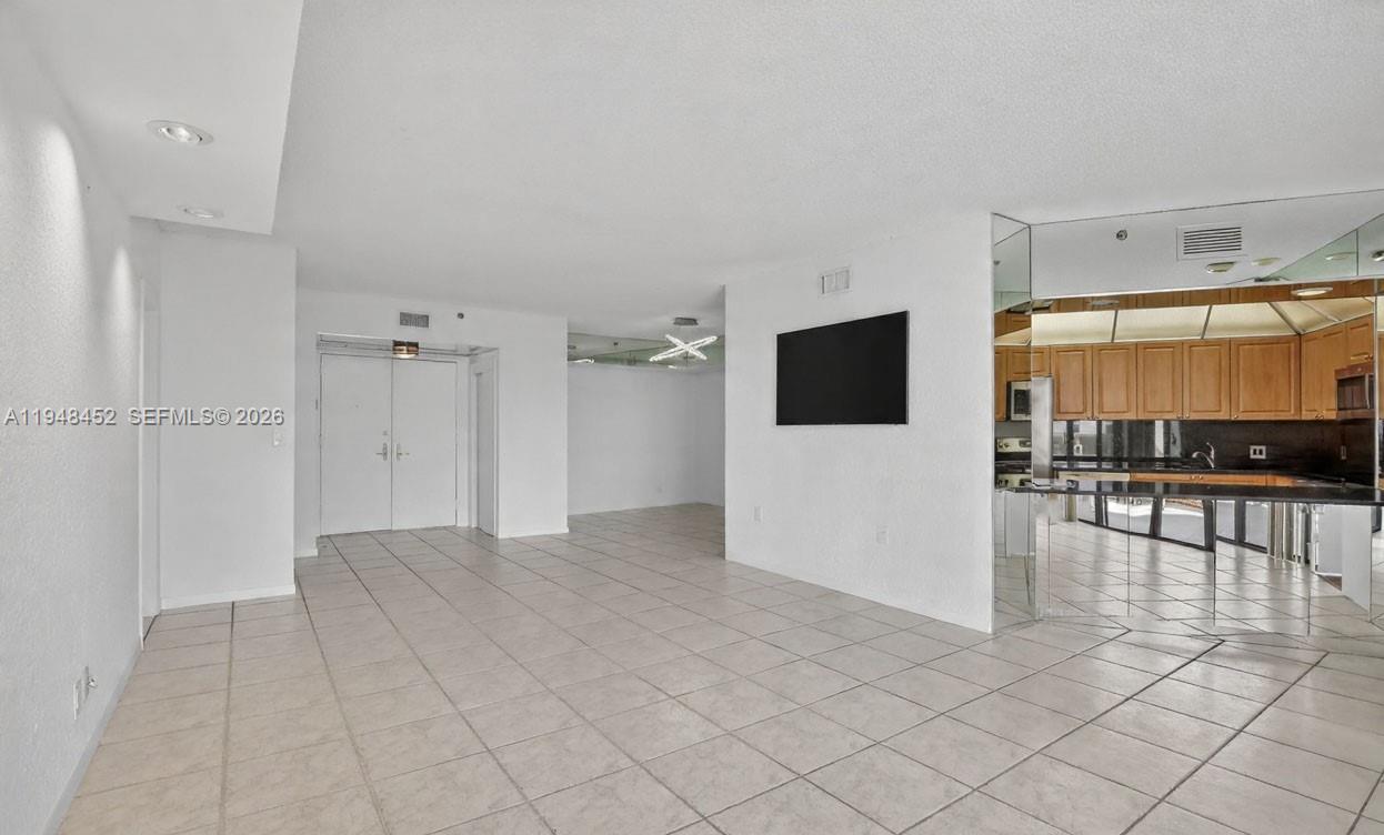 20281 E Country Club Dr # 405