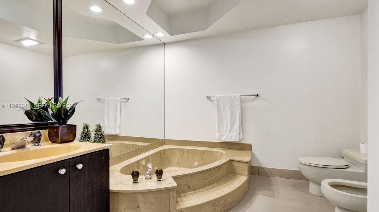 20281 E Country Club Dr # 809