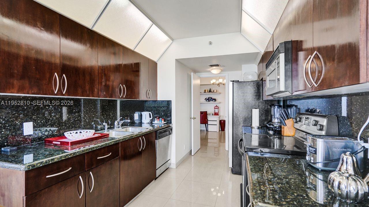 20281 E Country Club Dr # 809