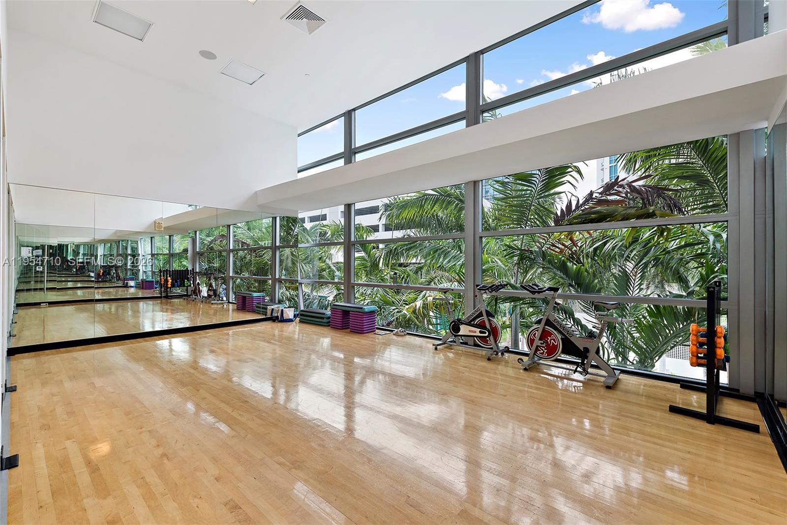 2950 NE 188th St # 302