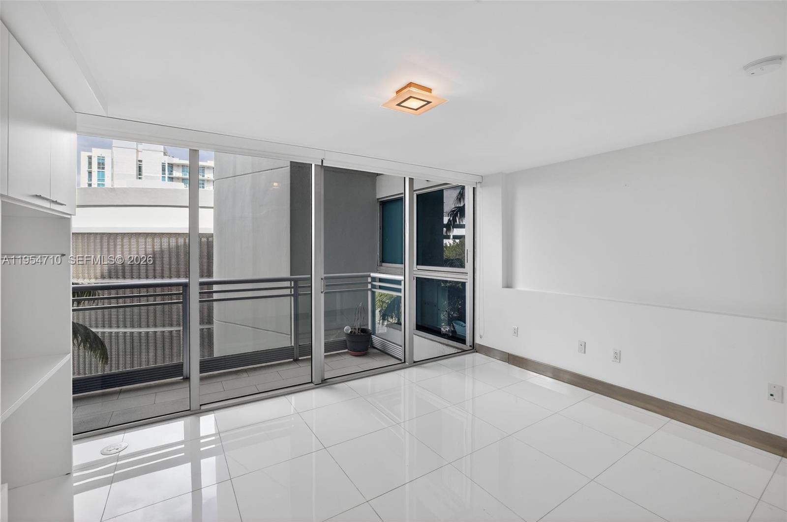 2950 NE 188th St # 302