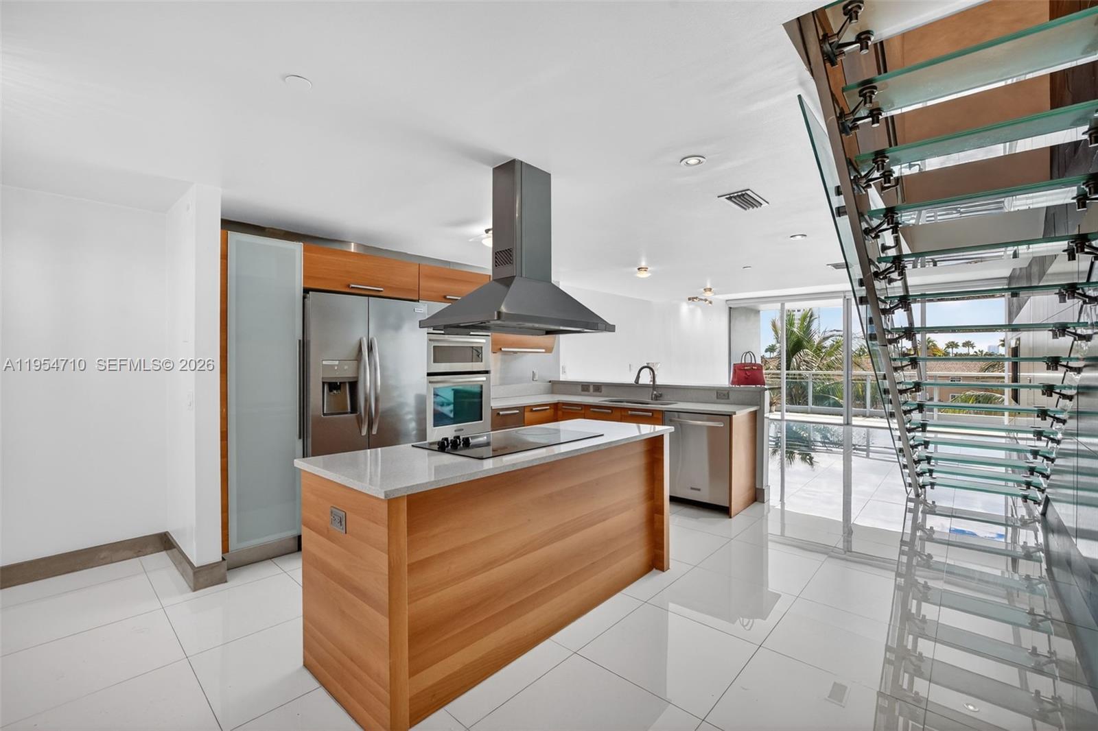 2950 NE 188th St # 302