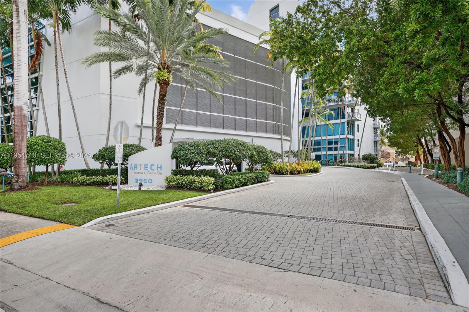 2950 NE 188th St # 302