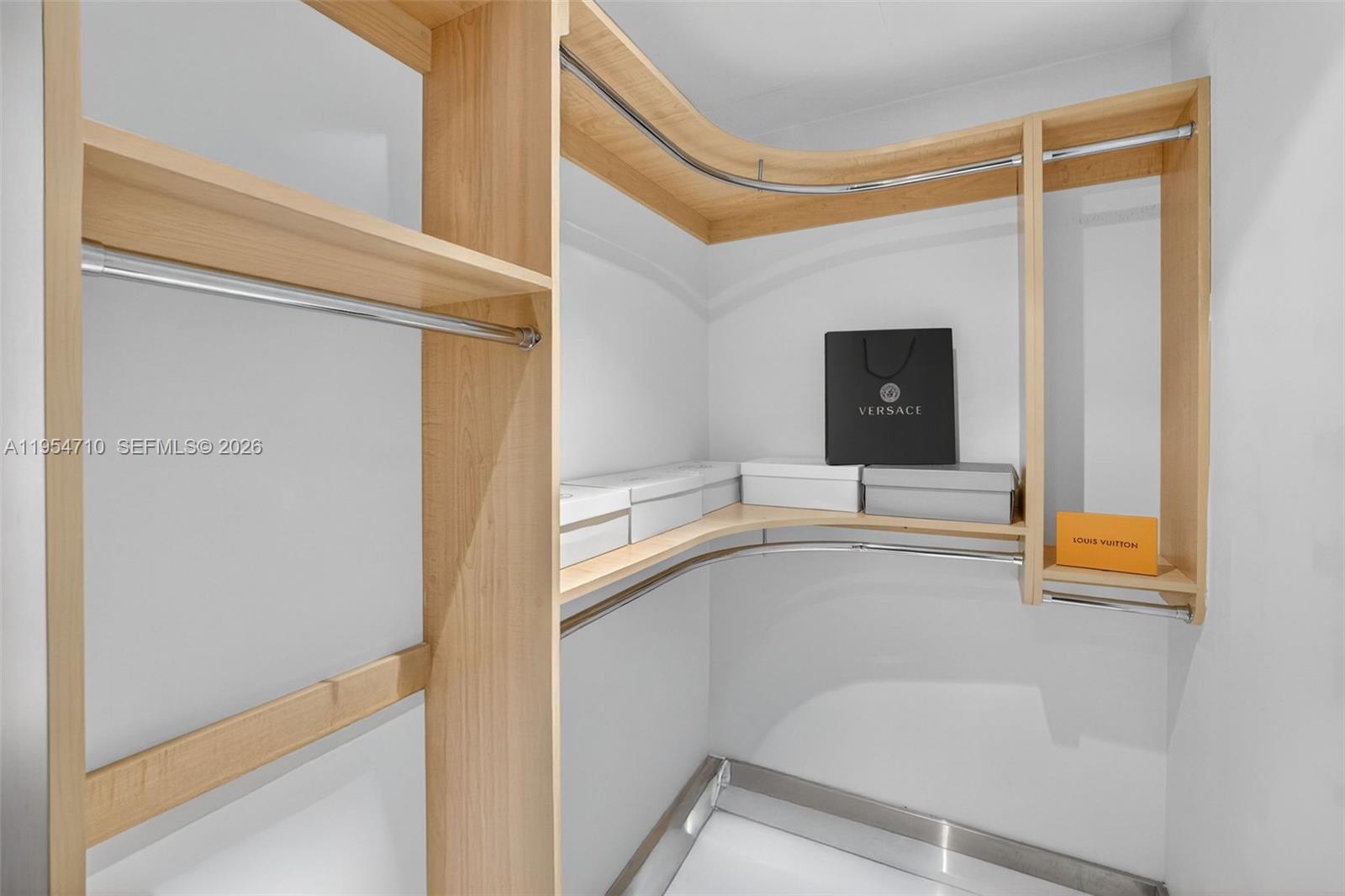 2950 NE 188th St # 302