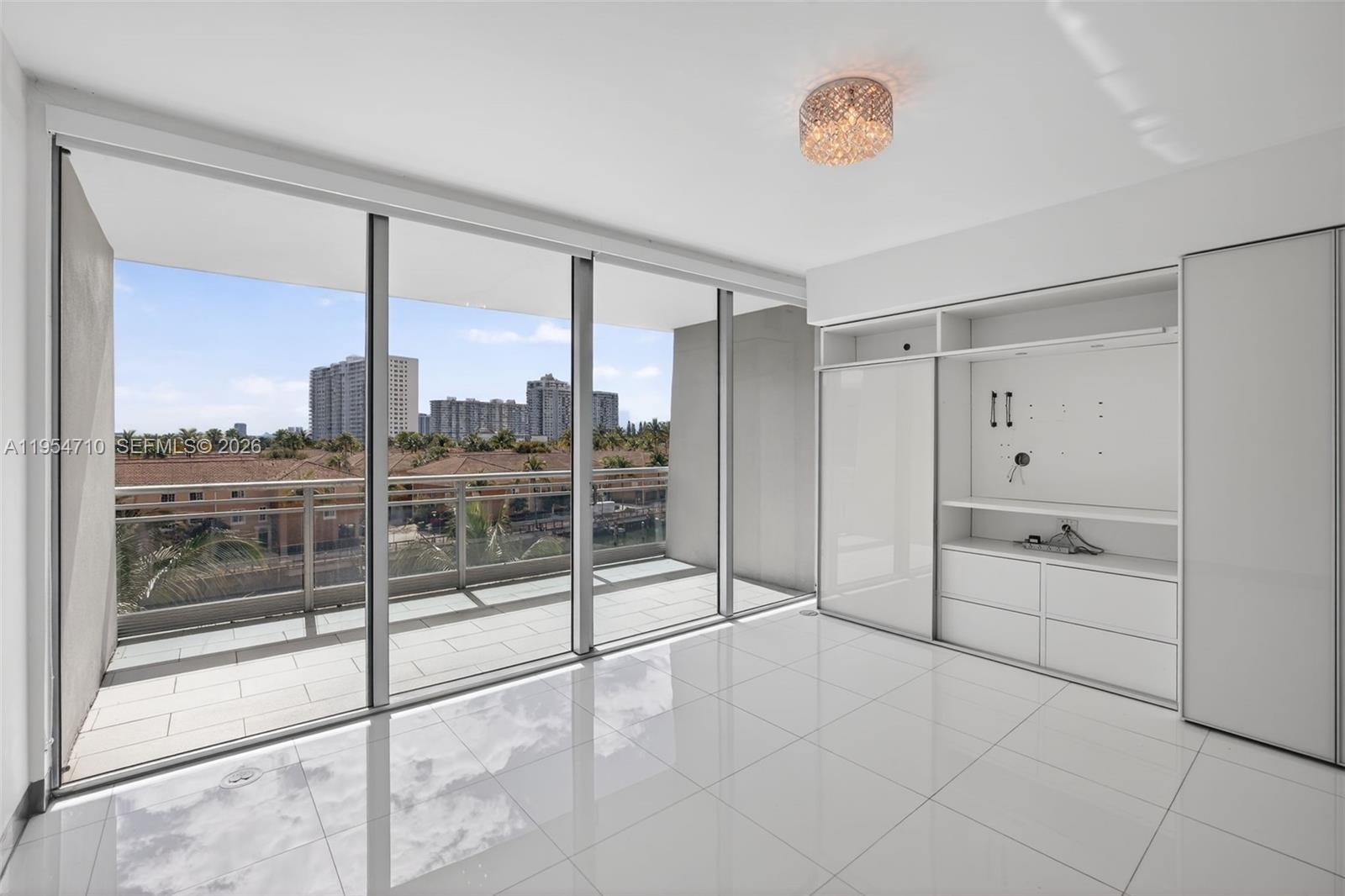 2950 NE 188th St # 302