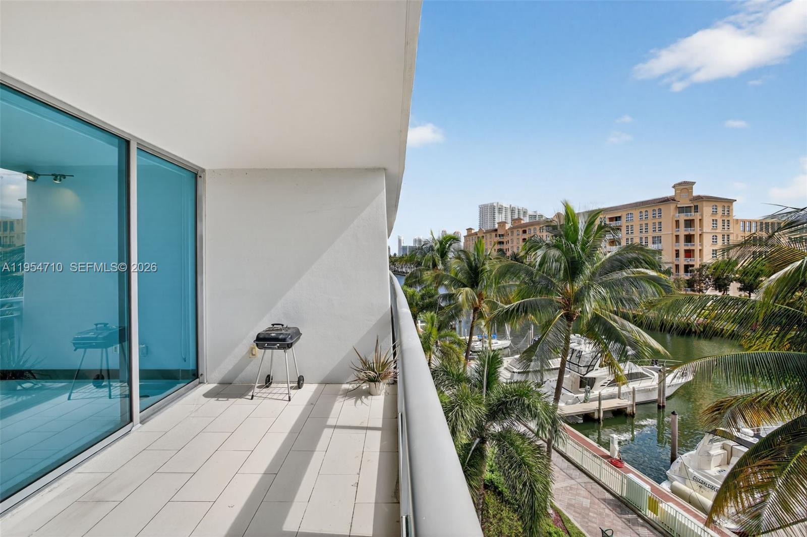 2950 NE 188th St # 302