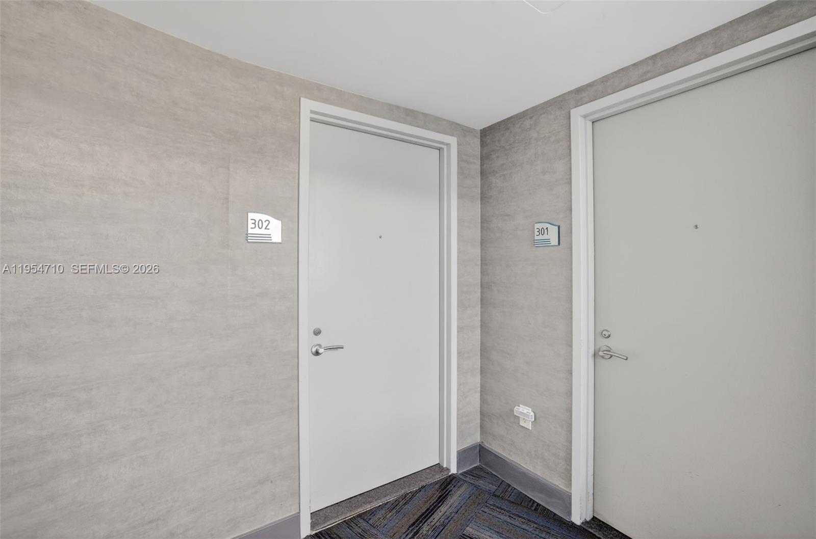 2950 NE 188th St # 302