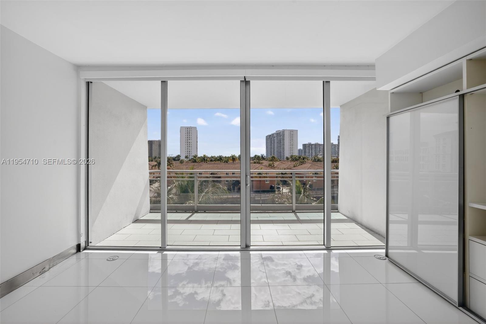 2950 NE 188th St # 302