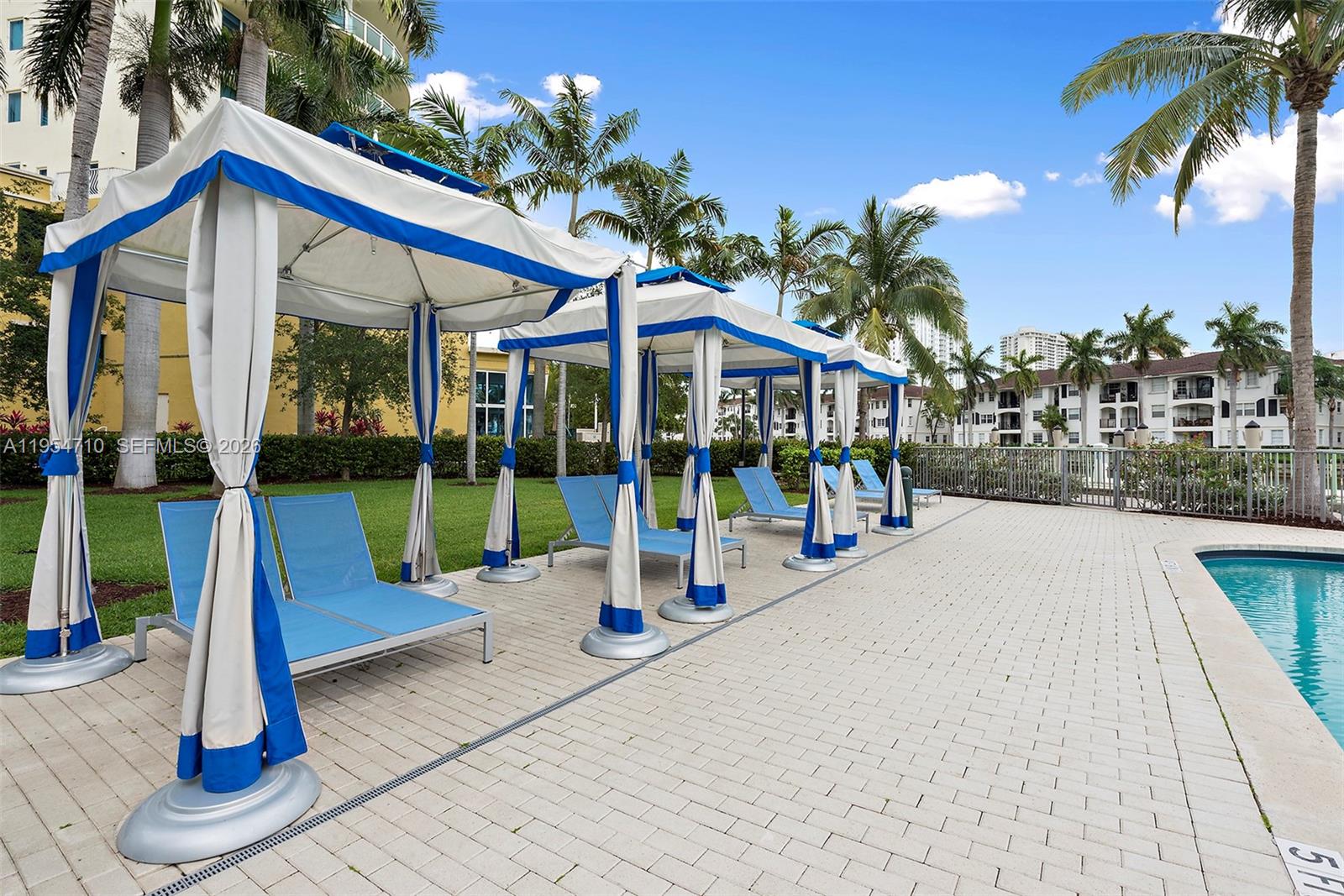 2950 NE 188th St # 302