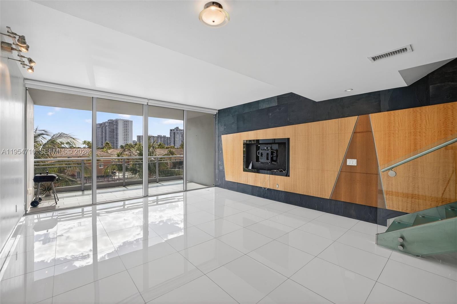 2950 NE 188th St # 302