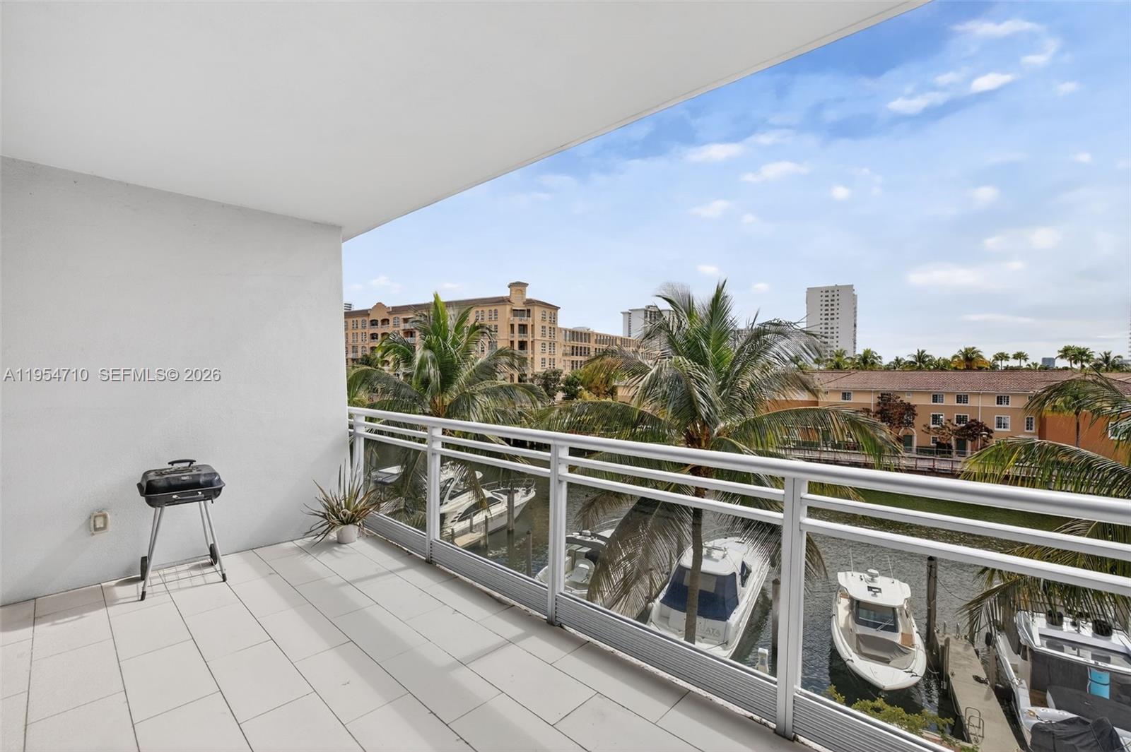 2950 NE 188th St # 302