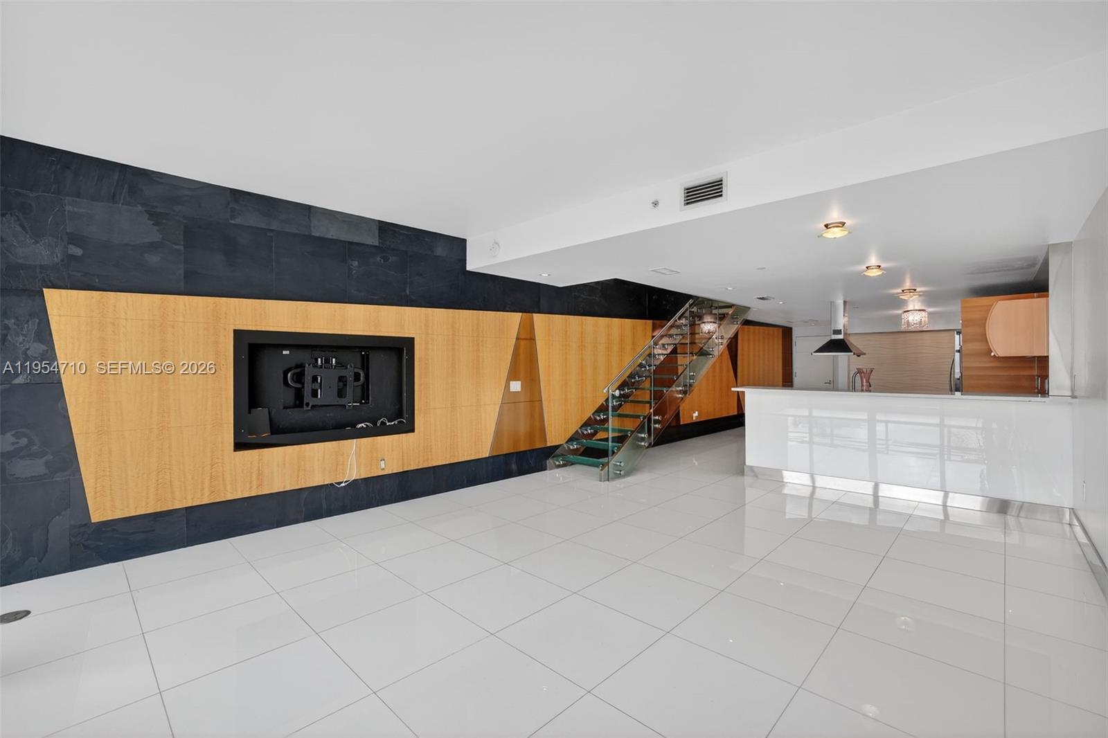 2950 NE 188th St # 302