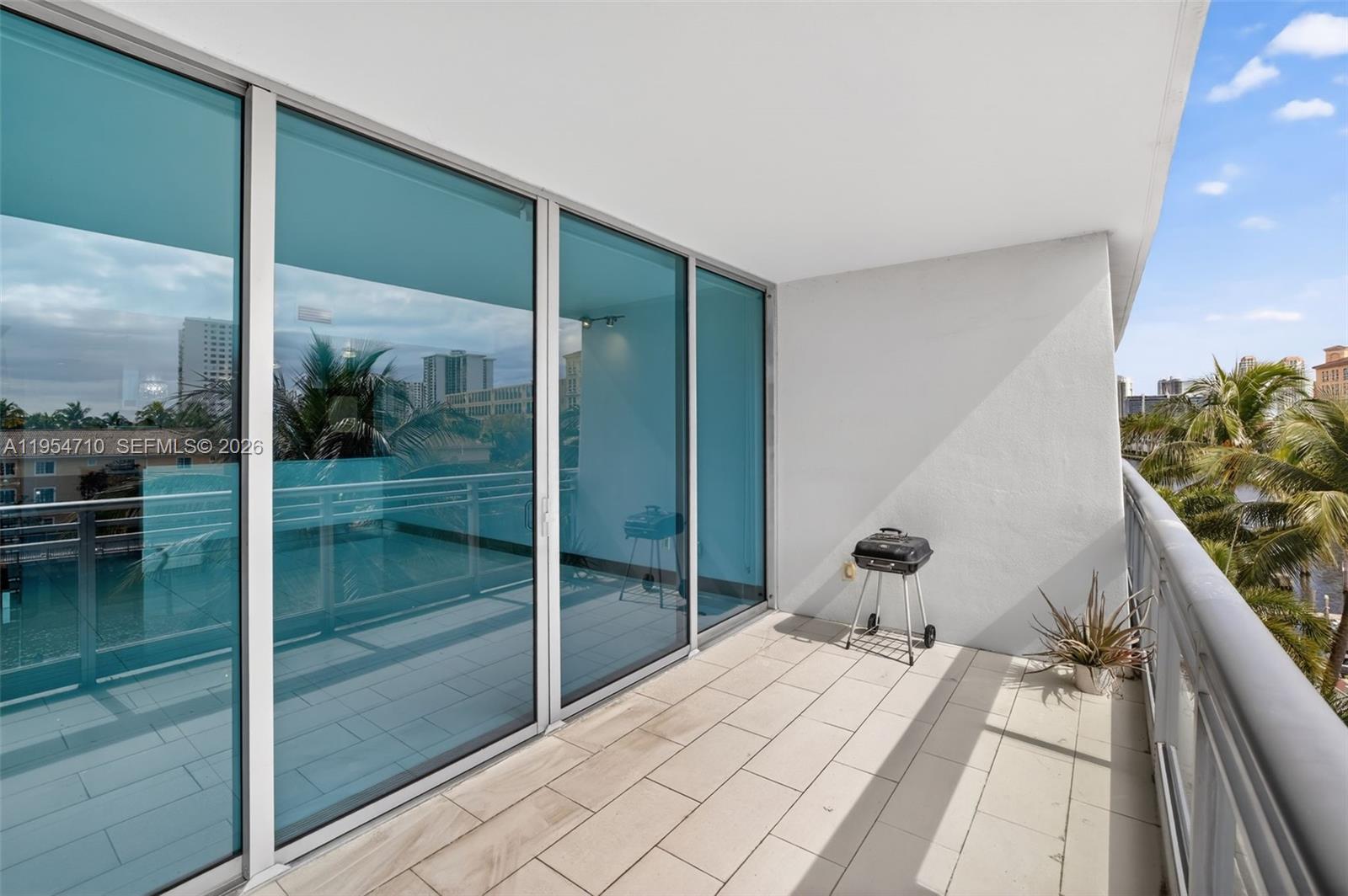 2950 NE 188th St # 302