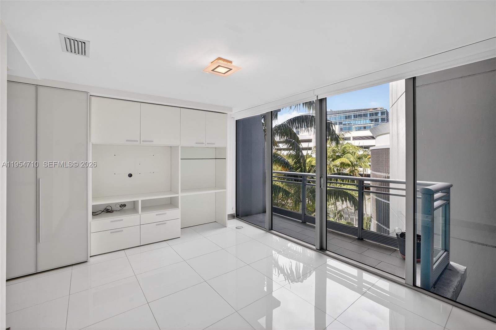 2950 NE 188th St # 302