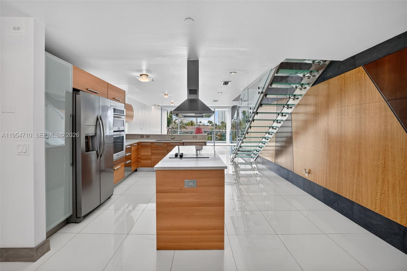 2950 NE 188th St # 302