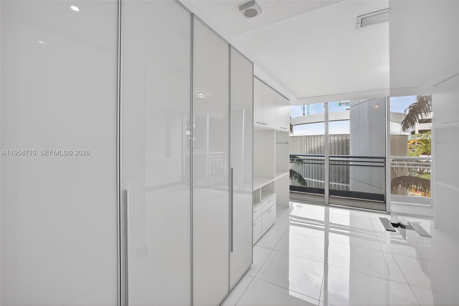 2950 NE 188th St # 302