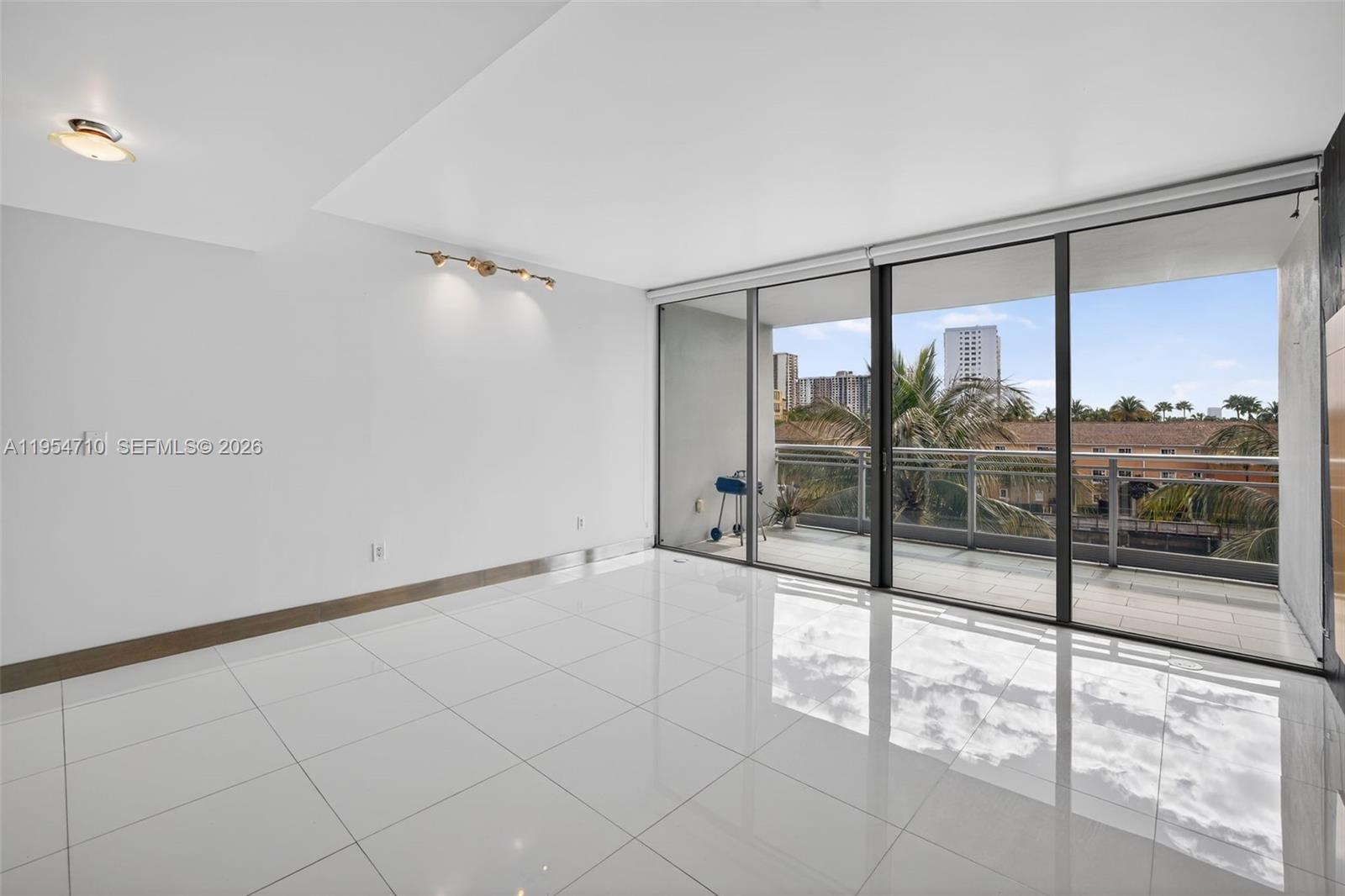 2950 NE 188th St # 302