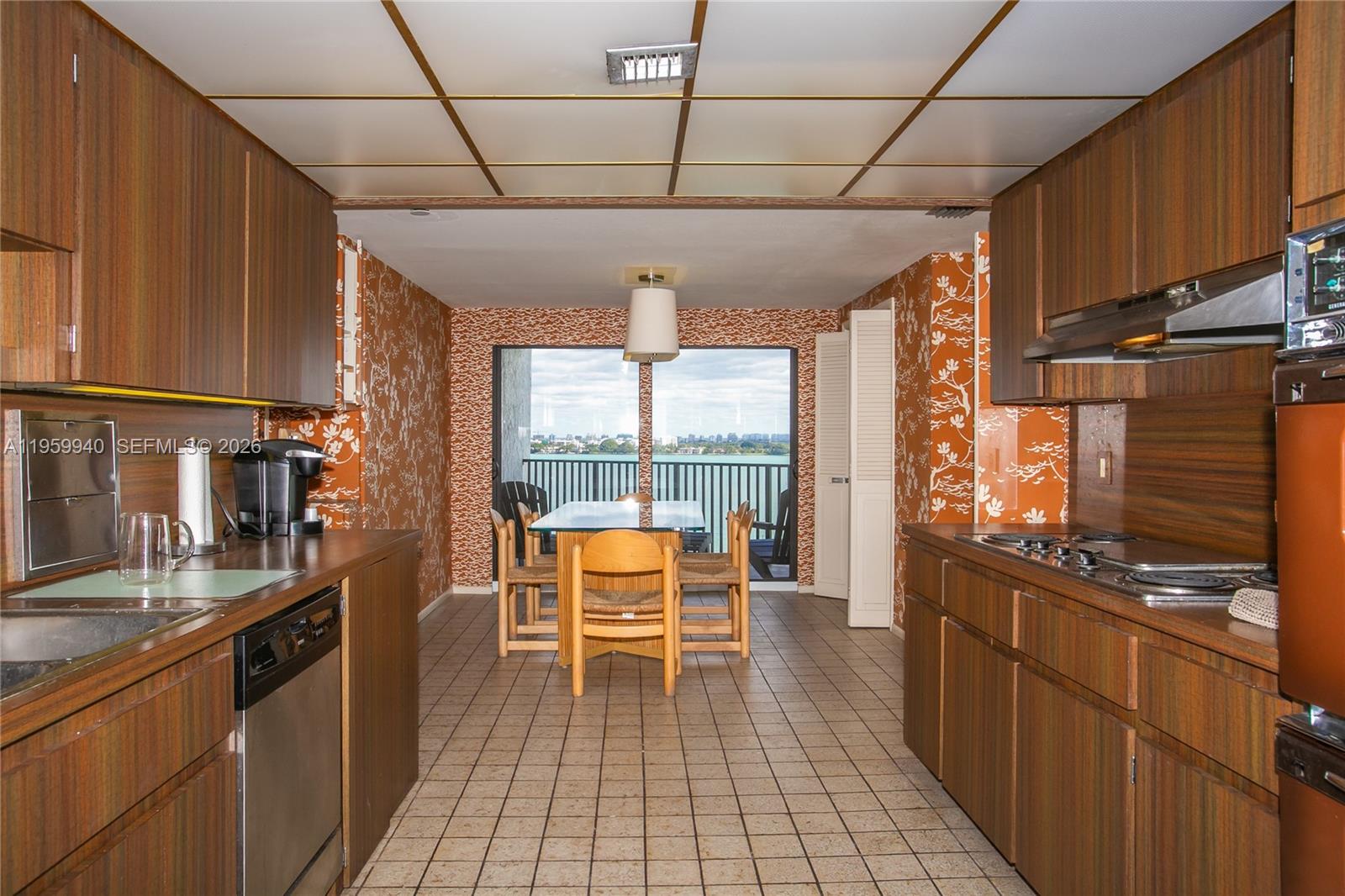 1800 NE 114th St # 1704